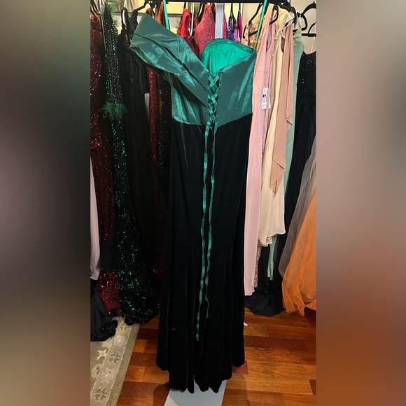 Green and Black Off-Shoulder Dress - Picture 5 of 5